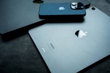 Bangkok, Tayland - 12 Ağustos 2024: iPad Air M2 ve Macbook Pro iPhone 15 ile Macbook gövdesinde yatıyor. Elma ürünleri konsepti.