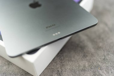 Bangkok, Tayland - 12 Ağustos 2024: Apple iPad Air 2024 M2. M2 çipiyle doğanın güçlendirilmiş performansı. Boşluk gri rengi