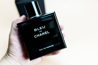 Bangkok, Tayland - 12 Ağustos 2024 Erkekler için bir şişe parfüm tutan adam Bleu de Chanel. Eau de parfum