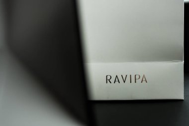 Bangkok, Tayland - 12 Ağustos 2024: kağıt torba üzerinde logo RAVIPA. RAVIPA Tayland markasıdır, mücevher satar, RAVIPA mücevherlerinin her parçası özel bir anlam taşır ve kalbinizi ısıtan hayırlı bir semboldür..