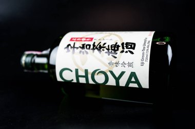 Bangkok, Tayland - 12 Ağustos 2024: CHOYA Uji Yeşil Çayı UMESHU. Uji çay yapraklarıyla demlenmiş, normal bir Umeshu. Yemek sırasında eğlenmek için mükemmel. Ses 720ml