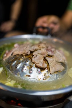 Sıcak tava ızgarası ve kömür ocağında çorba geceleri kamp yapıyor.