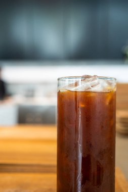 Büyük bardakta buzlu sade kahve. Soğuk yaz içeceği