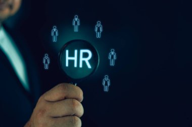 İş adamı, insan gelişimi işe alma konsepti için insan ikonu bulmak için büyüteç kullanıyor. Yeni bir iş, yeni bir ekip üyesi aramak. İş olanağı işe alma kavramı