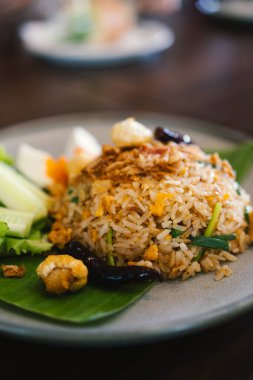 Yumurta ve sebzeli pilav. Kolay yemek.