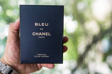 Bangkok, Tayland - 14 Ağustos 2024: Erkekler için bir kutu parfüm Bleu de Chanel Parfum, Homme, 100 ml.