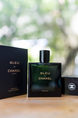 Bangkok, Tayland - 14 Ağustos 2024: Erkekler için bir şişe parfüm Bleu de Chanel Parfum, Homme, 100 ml.
