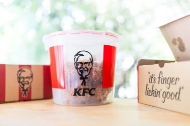 Bangkok, Tayland - 14 Ağustos 2024: KFC Bucket Were, KFC Tayland 'ın 40. yıldönümünü kutluyordu. Süper Lock 'un sınırlı sayıda üretimi bir Tayland markası. KFC 'den 350 bahttan ürün satın alırken ücretsiz