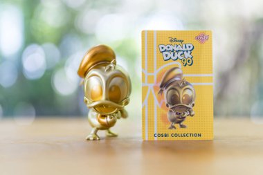 Bangkok, Tayland - 14 Ağustos 2024: Donald 90, Donald Duck Doğum Günü Cosbi Koleksiyonu Seksi Oyuncaklar. En sevdiği Donald Duck koleksiyonu. Donald Duck 'ın altın renkli versiyonu.