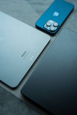 Bangkok, Tayland - 14 Ağustos 2024: iPhone 15 Pro mavi titanyum rengi, iPad Air M2 ve Macbook Pro içerir