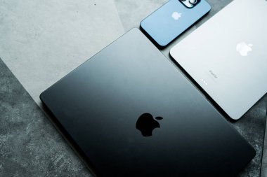 Bangkok, Tayland - 14 Ağustos 2024: iPhone 15 Pro, iPad Air 2024 ve Macbook Pro. Apple Inc. tarafından oluşturulan programlar.