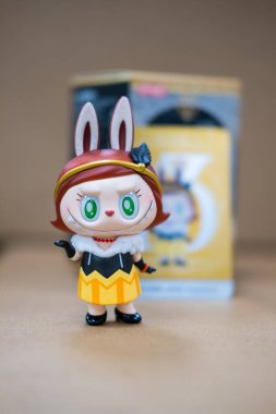 Bangkok, Tayland - 14 Ağustos 2024 SPOTlight POP MART 13. Yıl Seri Kör Kutusu. POP Mart 'tan sanat oyuncağı