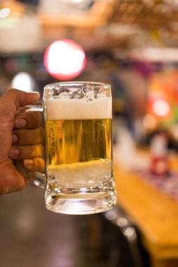Barda bir bardak biranın seçici odak noktası.