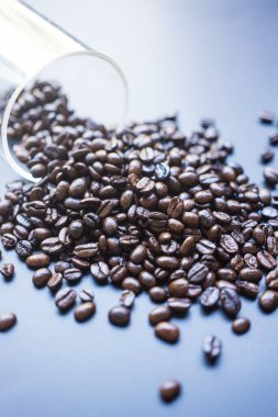 Kavrulmuş kahve çekirdekleri. Kapat.