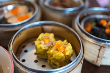 Buharda pişirilmiş hamur köftesi, geleneksel Çin köftesi. Kapat.