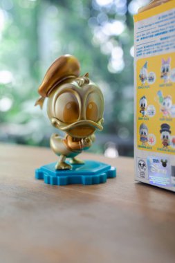 Bangkok, Tayland - 17 Ağustos 2024: Donald 90, Donald Duck Doğum Günü Cosbi Koleksiyonu Seksi Oyuncaklar. En sevdiği Donald Duck koleksiyonu. Donald Duck 'ın altın renkli versiyonu.