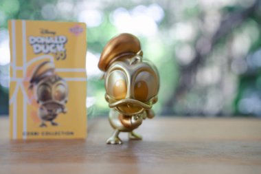 Bangkok, Tayland - 17 Ağustos 2024: Donald 90, Donald Duck Doğum Günü Cosbi Koleksiyonu Seksi Oyuncaklar. En sevdiği Donald Duck koleksiyonu. Donald Duck 'ın altın renkli versiyonu.