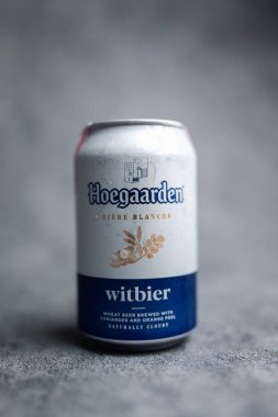 BANGKOK, THAILAND - 17 AĞUSTOS 2024: küçük bir Hoegaarden kutusu. Hoegaarden Belçika 'da bir bira fabrikası ve ünlü bir buğday birasının üreticisi..