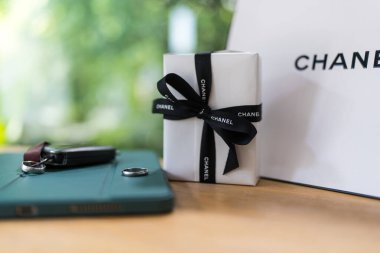 Bangkok, Tayland - 17 Ağustos 2024: Chanel 'in zarif bir hediye kutusu, uygun bir ambalaj şeritte damgayı gösteriyor