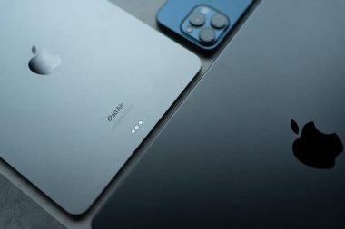 Bangkok, Tayland - 17 Ağustos 2024: iPad Air M2 ve iPhone 15 profesyonel Macbook Pro. Elma ürünleri konsepti.
