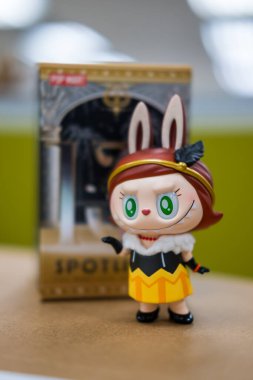 Bangkok, Tayland - 17 Ağustos 2024 SPOTlight POP MART 13. Yıldönümü Kör Kutusu. POP Mart 'tan sanat oyuncağı
