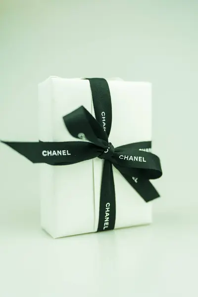 stock image Bangkok, Thailand - August 17, 2024 : An elegant gift box by Chanel, proper packaging showing the brand on the ribbon