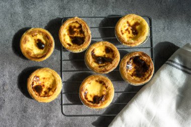 Ev yapımı taze yumurtalı tart taze pişmiş ve soğutulmuş.