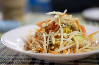 Yeşil papaya salatası Tayland mutfağı baharatlı leziz. Ünlü Tayland yemekleri.