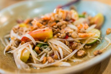 Papaya salatası. Papaya salatası geleneksel bir Tayland yemeğidir. Tayland yemeği konsepti.