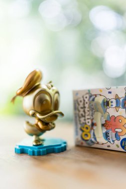 Bangkok, Tayland - 24 Ağustos 2024: Donald 90, Donald Duck Doğum Günü Cosbi Koleksiyonu Seksi Oyuncaklar. En sevdiği Donald Duck koleksiyonu. Donald Duck 'ın altın renkli versiyonu.