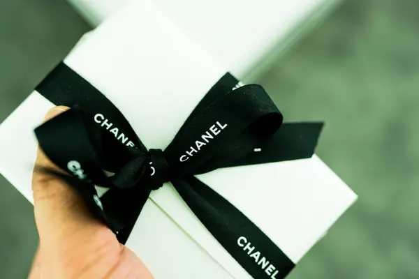 stock image Bangkok, Thailand - August 24, 2024 : Close up of gift box of Chanel perfume shop and the brand on the ribbon