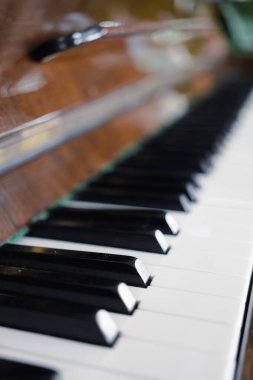 Seçici odaklı piyano klavyesi arkaplanı