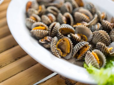 Lezzetli haşlanmış ya da buğulanmış midye. Tayland 'da taze deniz ürünleri.