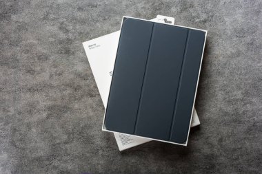 Bangkok, Tayland - 28 Ağustos 2024: Smart Folio iPad Air 'inizi korur ve kolayca her şekilde katlanır. Bugün Apple.com 'dan alın..