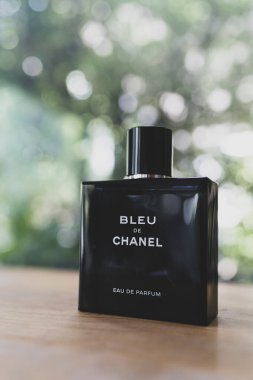 Bangkok, Tayland - 28 Ağustos 2024: Erkekler için bir şişe parfüm Bleu de Chanel, EAU DE PARFUM