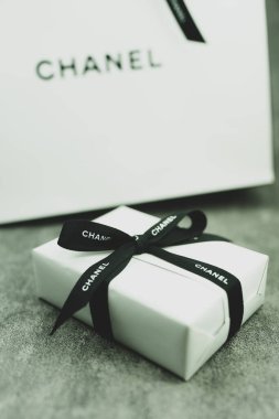 Bangkok, Tayland - 28 Ağustos 2024: Chanel hediye ile uygun ambalaj ile marka kurdele gösterilir. Sevgililer Günü ya da Noel için mükemmel.