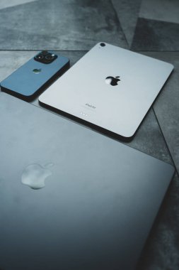 Bangkok, Tayland - 28 Ağustos 2024: Apple cihazları, Macbook Pro M3 Max, iPad air M2 ve iPhone 15 Pro. Apple Inc. tarafından oluşturuldu.