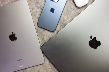 Bangkok, Tayland - 28 Ağustos 2024: Apple cihazları arasında Macbook Pro M3 Max, iPad air M2, iPhone 15 Pro ve Airpod 3 yer alıyor..