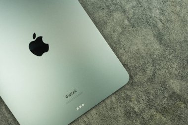 Bangkok, Tayland - 28 Ağustos 2024: Yeni 2024 iPad Air. 2024 iPad Air modelleri, daha büyük depolama seçenekleri olan M2 çipi ile geliştirilmiş performans sunar.