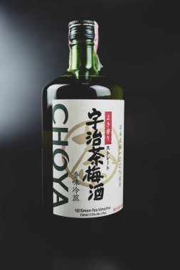 Bangkok, Tayland - 28 Ağustos 2024: CHOYA Uji Yeşil Çayı UMESHU. Uji çay yapraklarıyla demlenmiş, normal bir Umeshu. Yemek sırasında eğlenmek için mükemmel. Ses 720ml