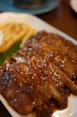 Ballı ve beyaz susamlı lezzetli domuz pirzolası.