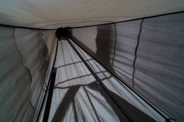 Kamp çadırı manzarası aşağıdan görüntülenir