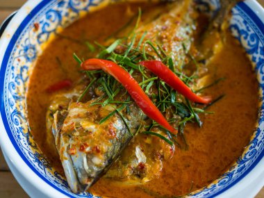 Taze uskumruyu Tayland lokantasında kurutulmuş kırmızı köri ile kapayın. Taylandlılar Choo Chee Pla 'yı da çağırır. Tayland 'da meşhur bir yemektir..