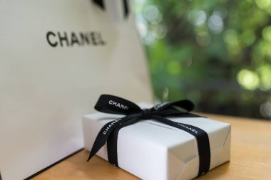Bangkok, Tayland - 2 Eylül 2024: uygun ambalajlı güzel lüks Chanel hediye şeritte damgayı gösteriyor. Sevgililer Günü ya da Noel için mükemmel.