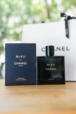 Bangkok, Tayland - 2 Eylül 2024: Bir şişe Bleu De Chanel, PARFUM AÇIK