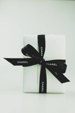 Bangkok, Tayland - 2 Eylül 2024 Chanel parfüm dükkanının hediye kutusunu ve kurdelenin üzerindeki damgayı kapatın