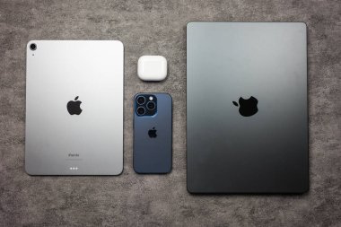 Bangkok, Tayland - 2 Eylül 2024: Apple cihazları arasında Macbook Pro M4, iPad air M3 Max, iPhone 15 Pro ve Airpod 3 yer alıyor..