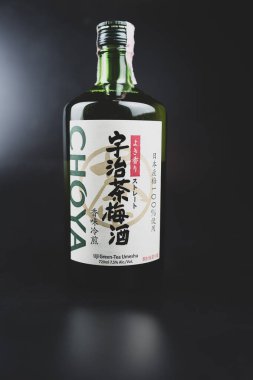 Bangkok, Tayland - 2 Eylül 2024: CHOYA Uji Uji Green çayı UMESHU. Uji çay yapraklarıyla demlenmiş, normal bir Umeshu. Yemek sırasında eğlenmek için mükemmel. Ses 720ml