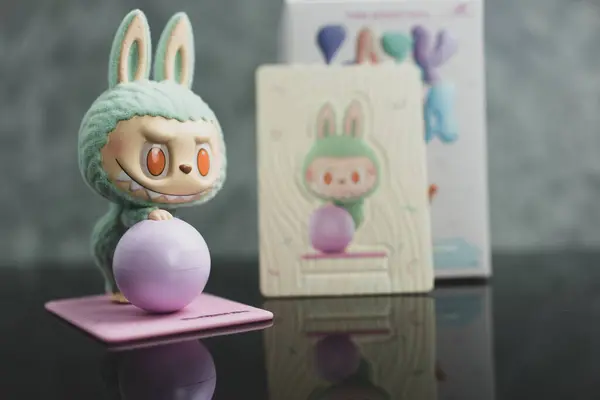 Bangkok, Tayland - 2 Eylül 2024: Canavarlar Lazy Yoga Serisi Figürleri, Labubu Lazy Yoga Figürleri POP MART, Zone out