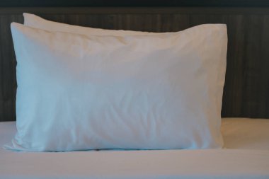 Otelde yataktaki beyaz yastığı kapat.